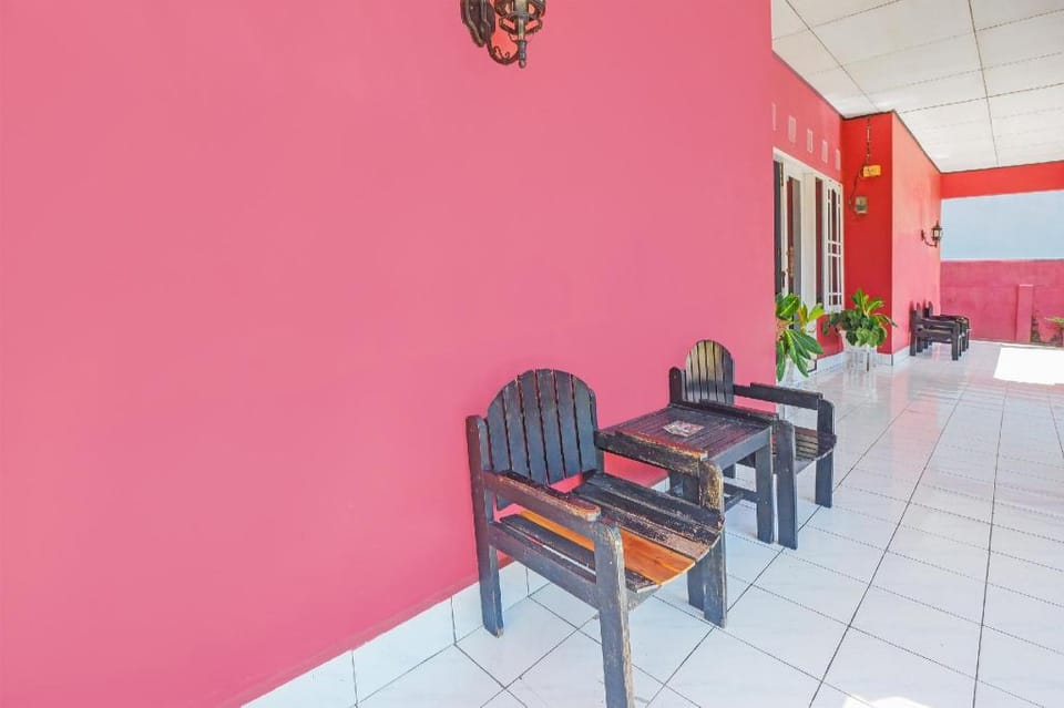 Hotel O Wisma Arwini Syariah Near Benteng Balangnipa Hotel in Indonesia