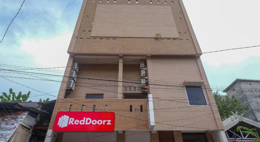 RedDoorz @ Hotel Rich Parepare near Pantai Mattirotasi Hotel in Indonesia