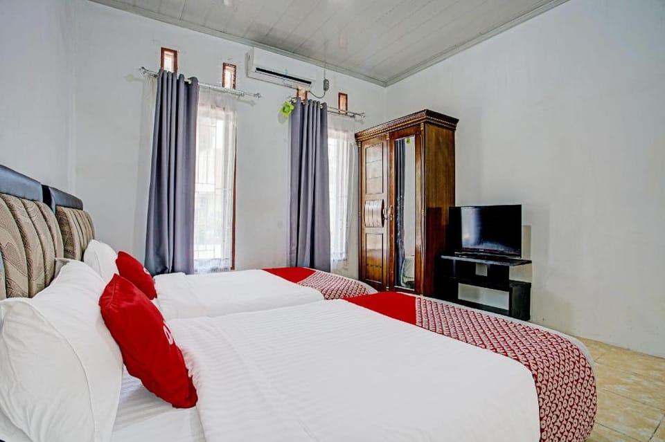 OYO 92358 Pondok Amak Syariah Hotel in Padang