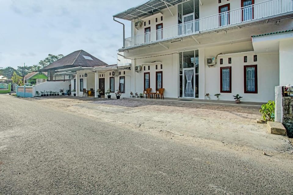 OYO 92358 Pondok Amak Syariah Hotel in Padang
