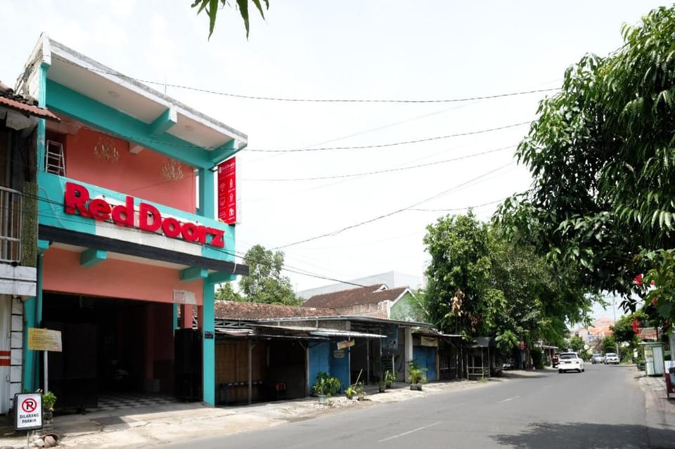 RedDoorz near Sunrise Mall Mojokerto Hotel in East Java