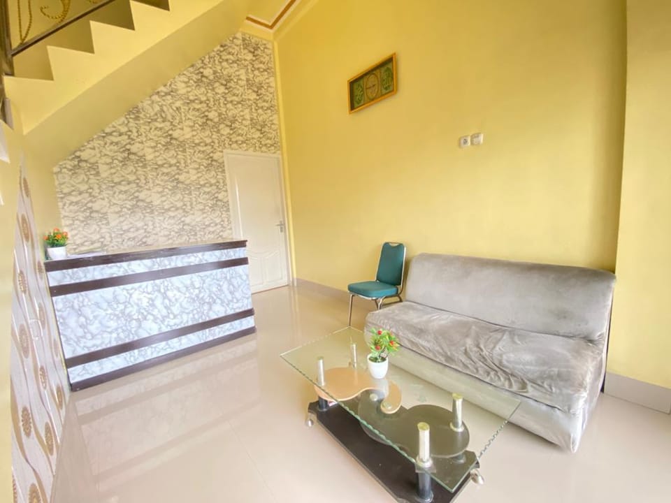 Homestay RN near Taman Bambu Runcing Polewali Mitra RedDoorz Hotel in Indonesia