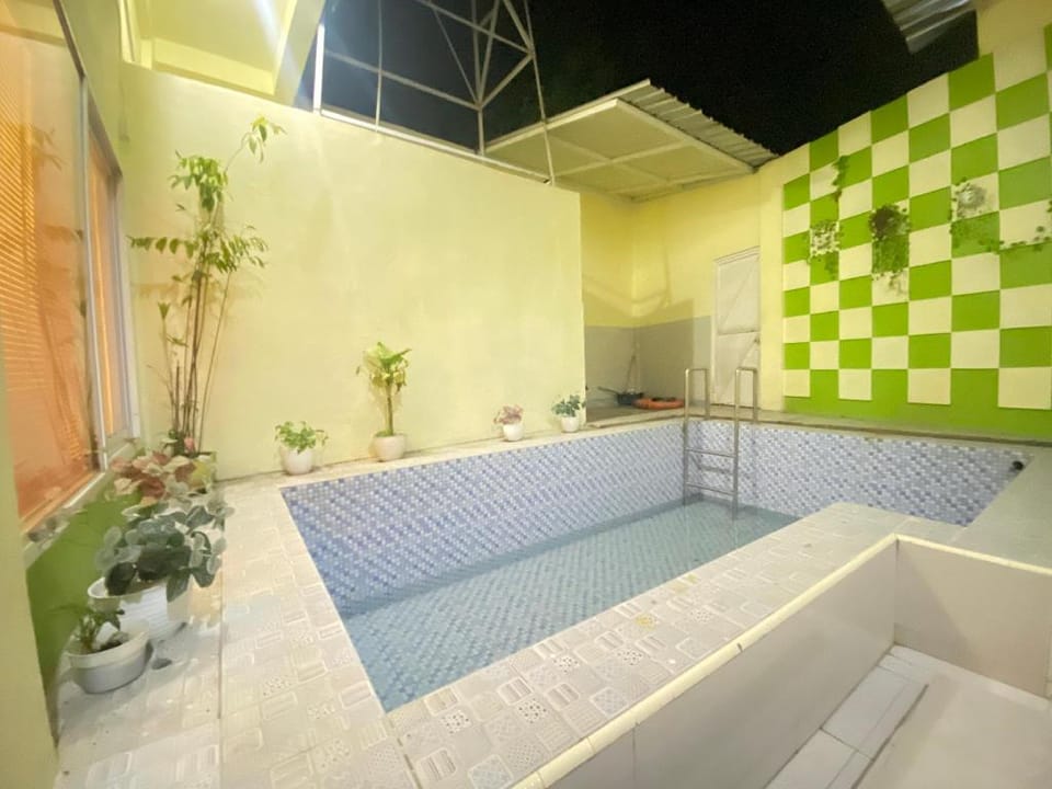 Homestay RN near Taman Bambu Runcing Polewali Mitra RedDoorz Hotel in Indonesia