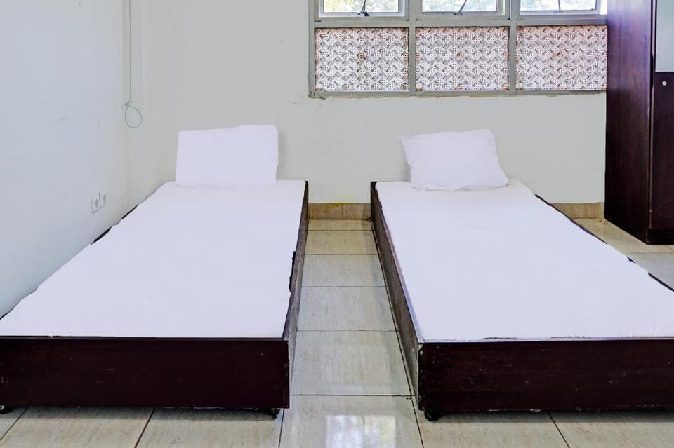 SPOT ON 92374 Penginapan Rusunawa Hotel in East Java