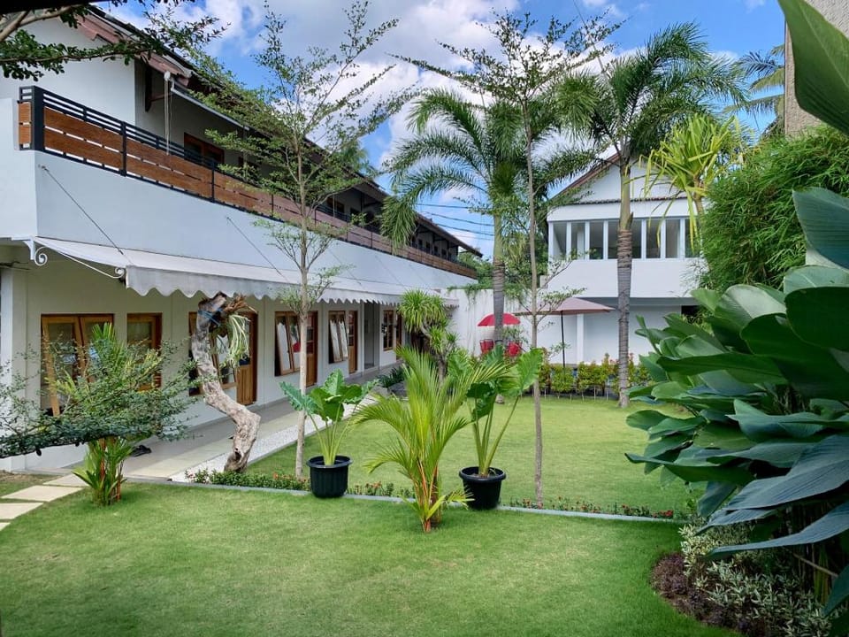 Roots Hotel Senggigi Hotel in Batu Layar
