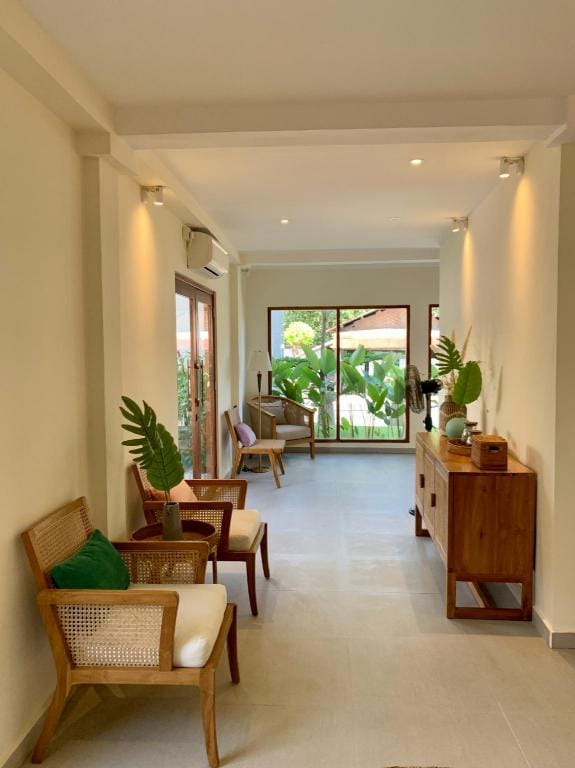 Roots Hotel Senggigi Hotel in Batu Layar