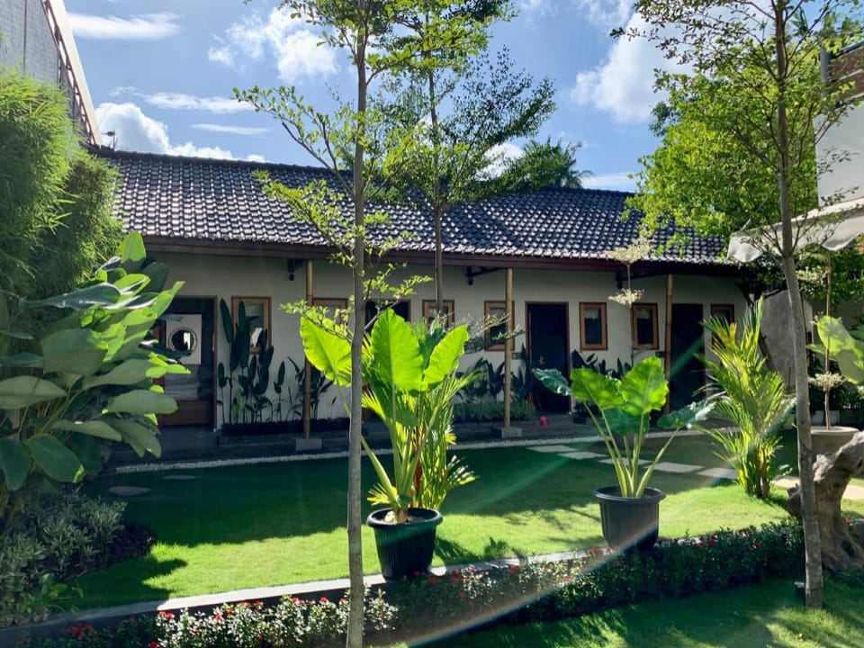 Roots Hotel Senggigi Hotel in Batu Layar