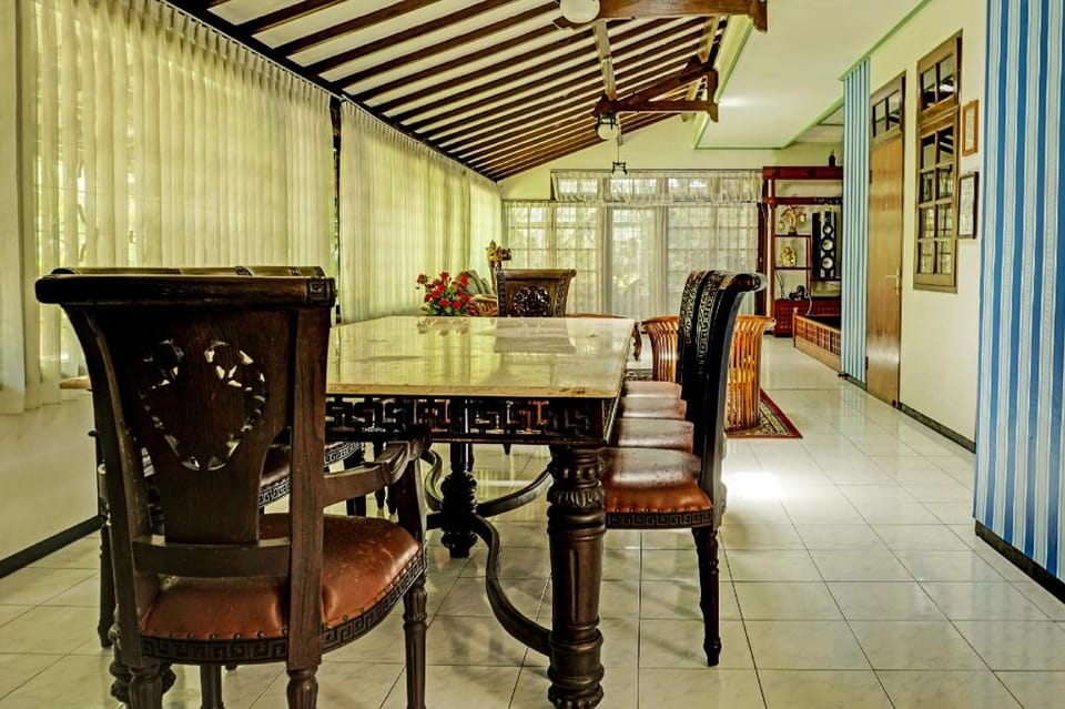 OYO Life 92376 Agape Villa Hotel in Batu