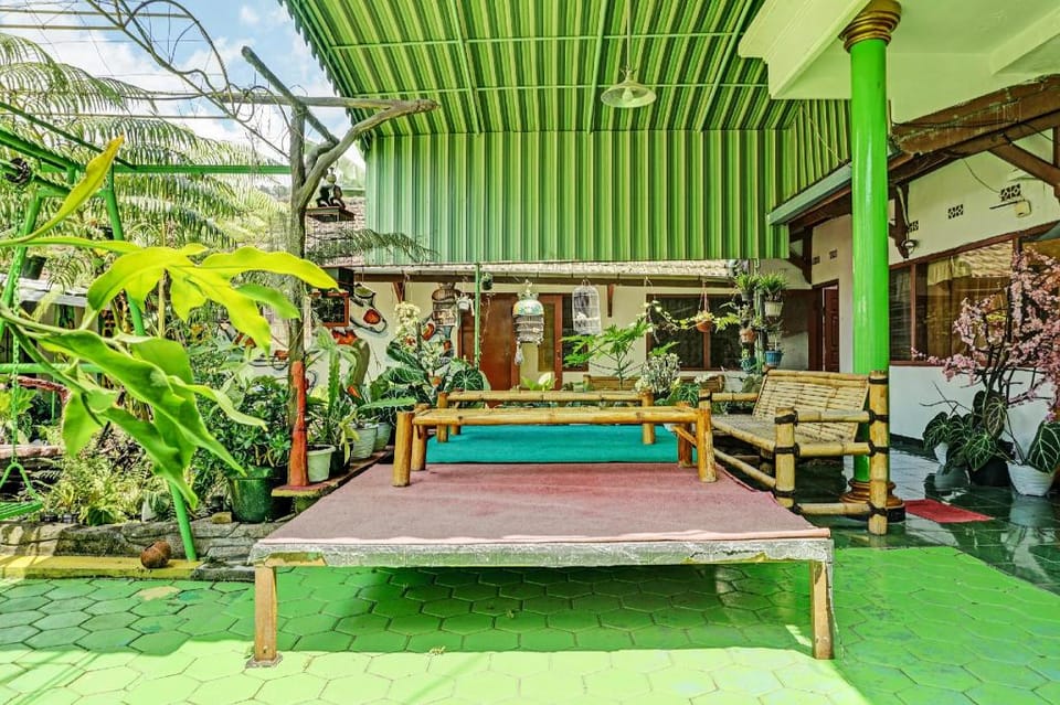 OYO Life 92376 Agape Villa Hotel in Batu