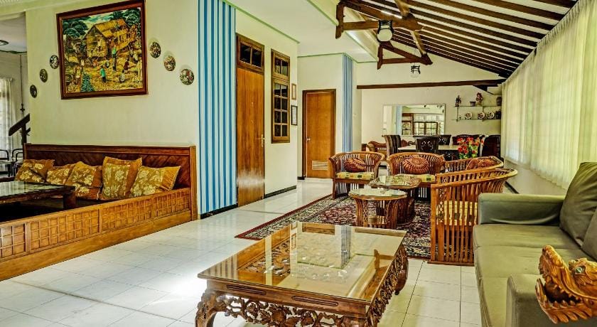 OYO Life 92376 Agape Villa Hotel in Batu