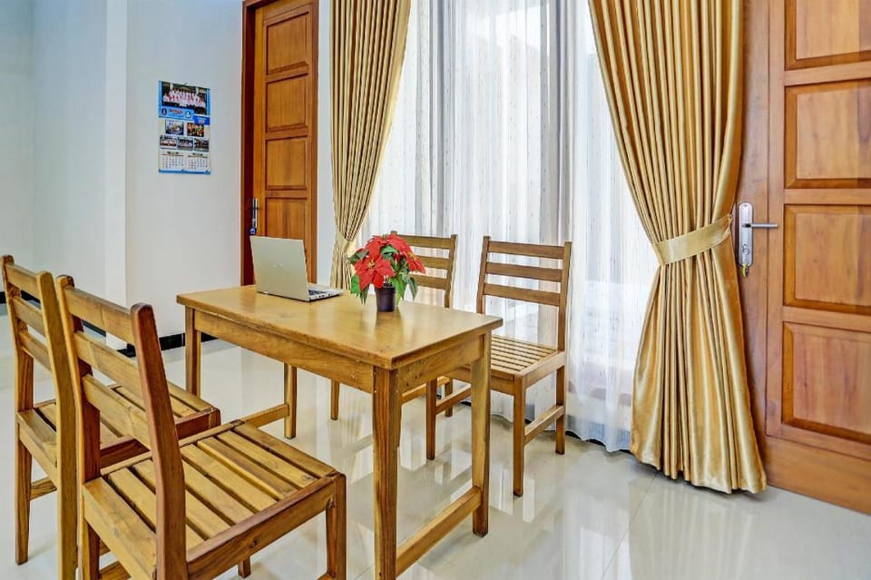 OYO 92387 Ratu Homestay Syariah Hotel in East Java