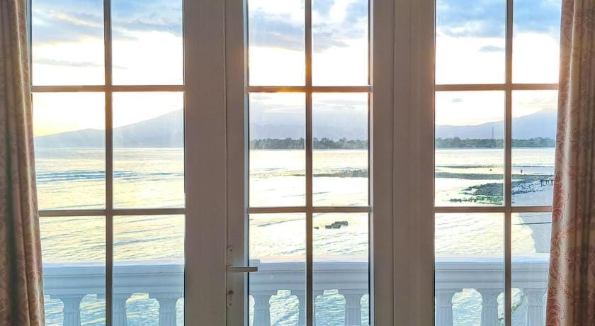 Gili Beachfront Suites Hotel in Pemenang