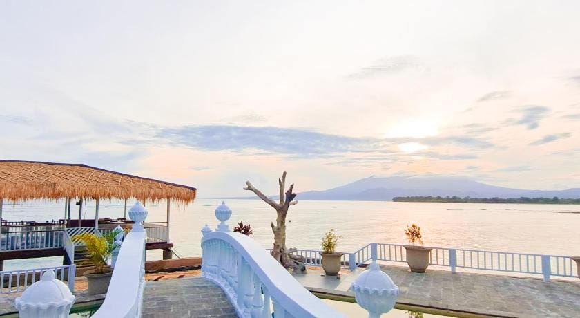 Gili Beachfront Suites Hotel in Pemenang