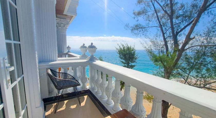 Gili Beachfront Suites Hotel in Pemenang