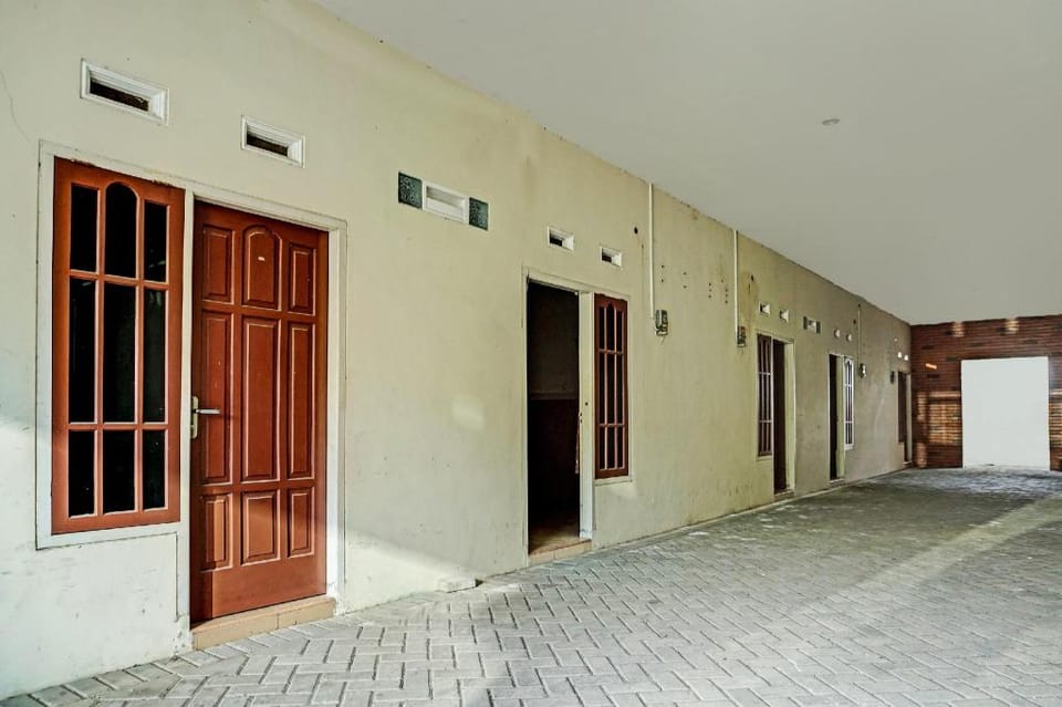 OYO Life  92393 Namimart Syariah 1 Hotel in East Java