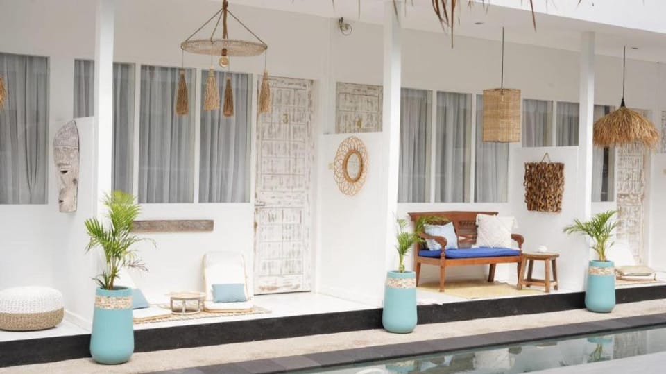 The White Bay Hotel in Pemenang