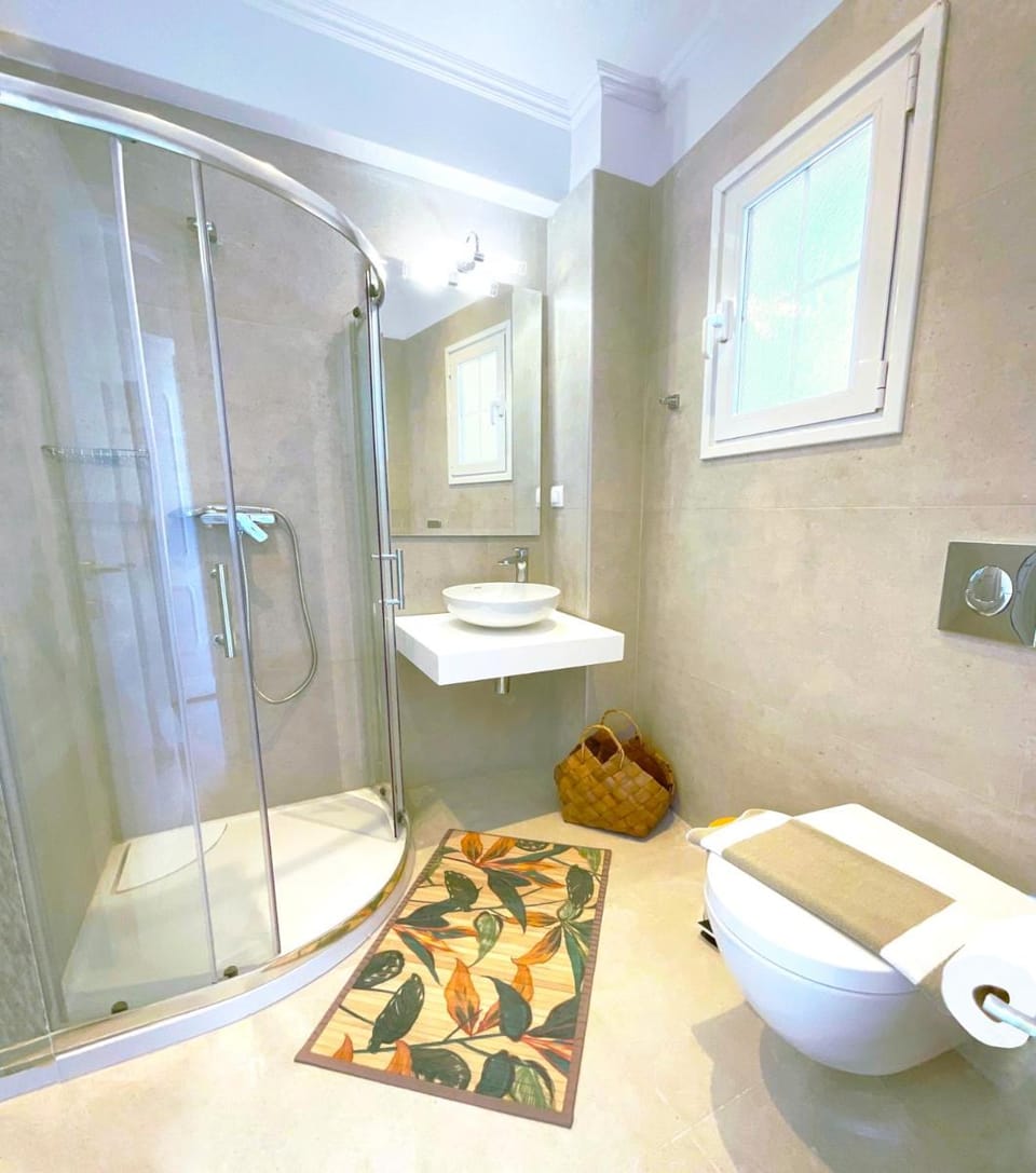Beachfront 2-bed luxury Apartment - Agios Gordios, Corfu, Greece Apartment in Saint Gordios beach