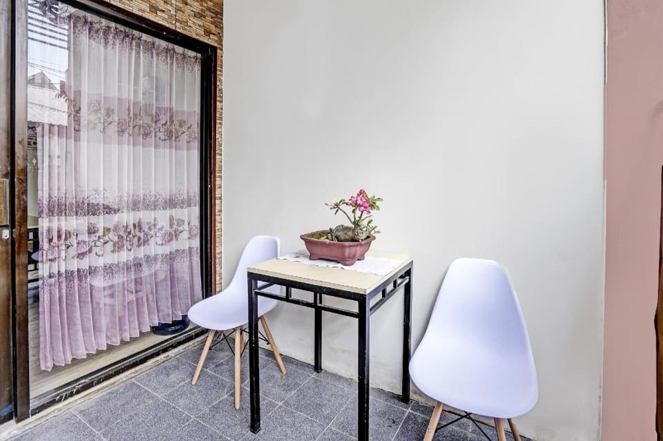 Hotel O Sunlo Cozy Home Family Homestay Syariah Hotel in Surabaya