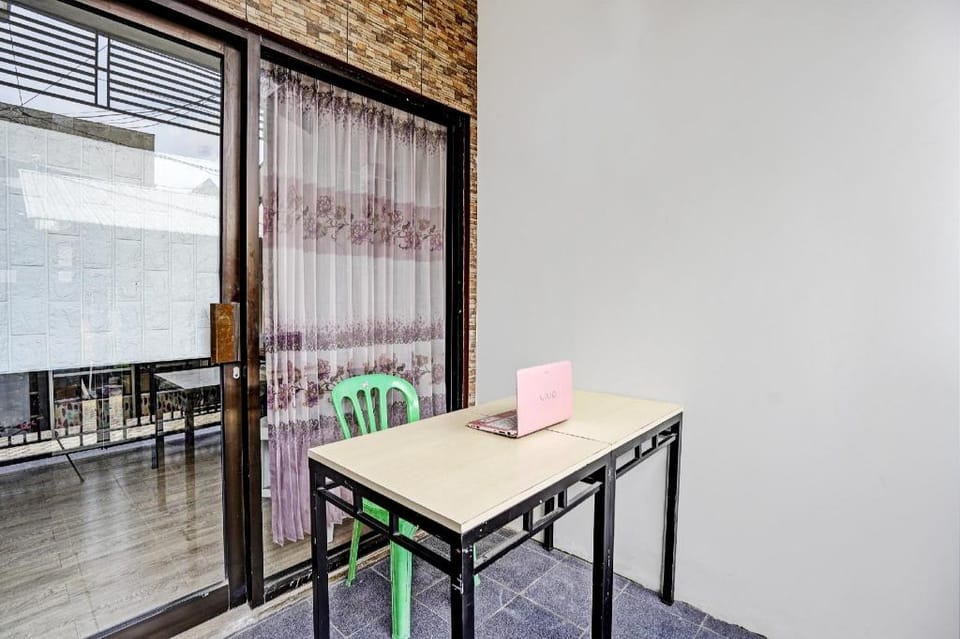 Hotel O Sunlo Cozy Home Family Homestay Syariah Hotel in Surabaya