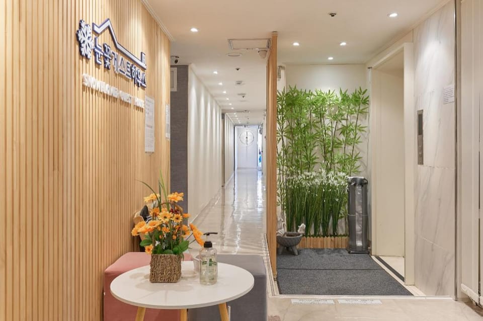 Snow Flower Guest House Hotel in Seoul