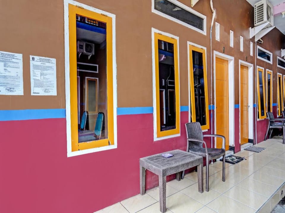 Hotel O Griya Sandi Residence Family NearPantai Boom Hotel in East Java