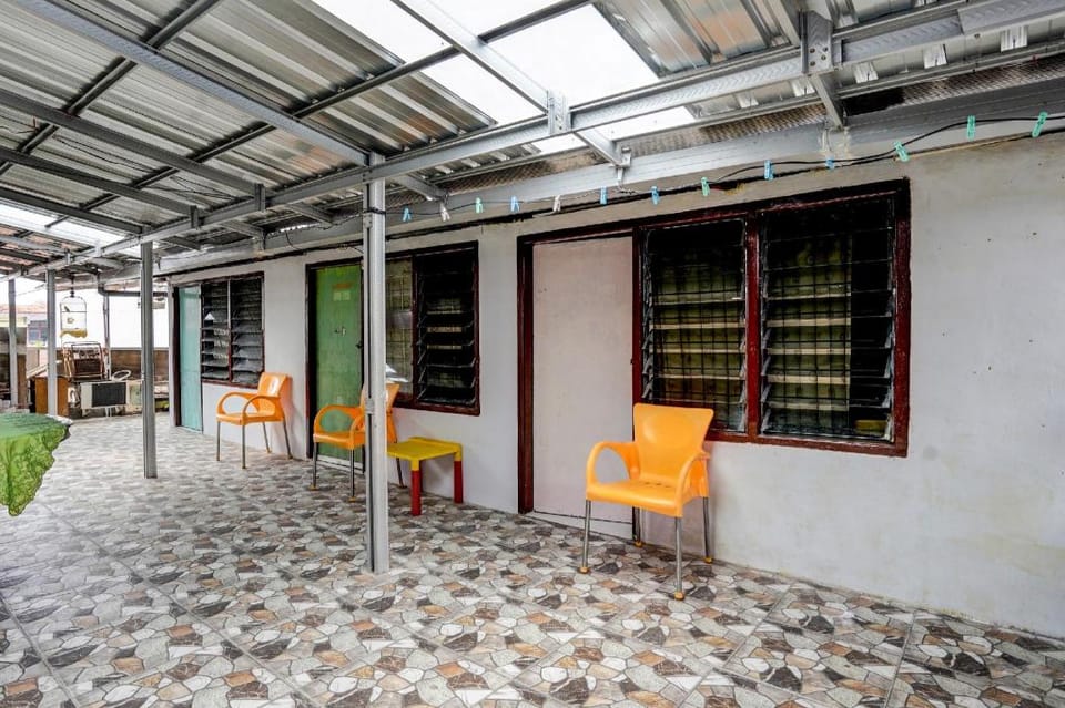 OYO Life 92461 Aini Syariah Homestay Hotel in Surabaya