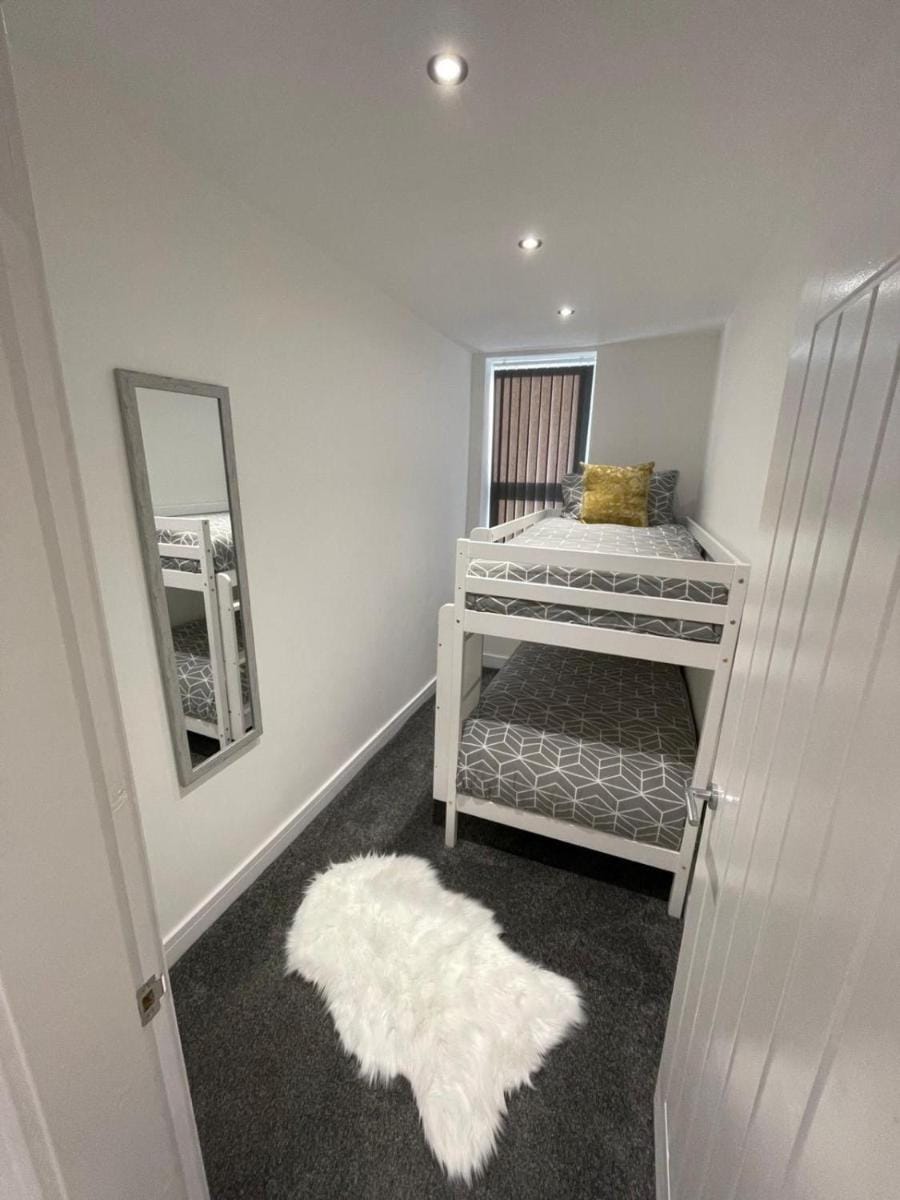 Newly Refurbished Clarendon Apartments, Free WIFI, Parking Apartment in Blackpool