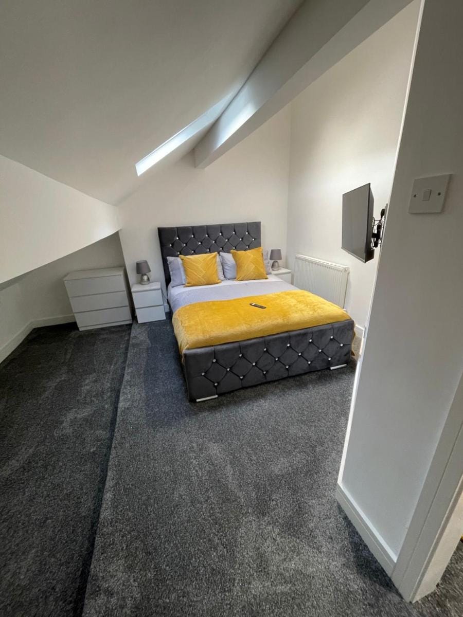 Newly Refurbished Clarendon Apartments, Free WIFI, Parking Apartment in Blackpool