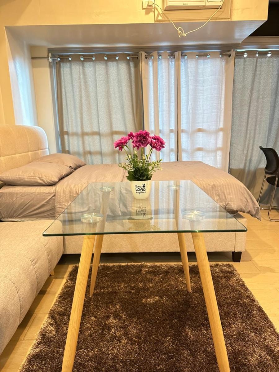 EJ's Staycation 4th F with 200mbps Wi-Fi and NETFLIX Apartment in Pasig