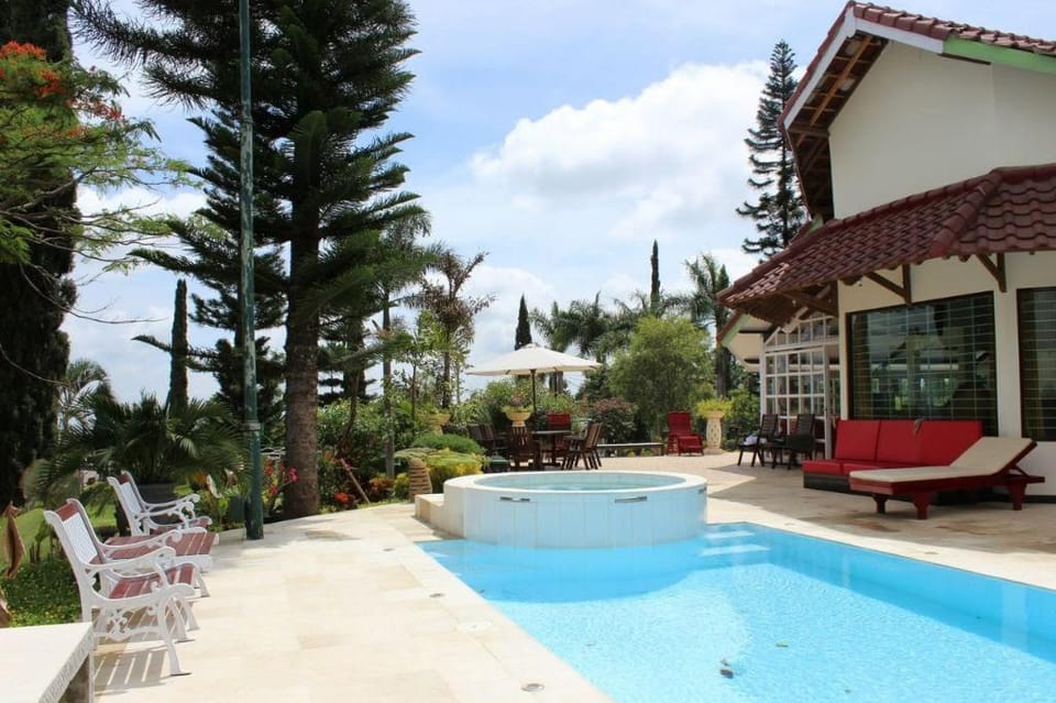 Omah Londo Hotel and Resort Hotel in Batu