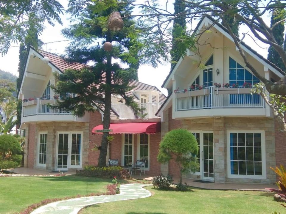 Omah Londo Hotel and Resort Hotel in Batu