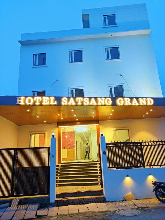 Hotel Satsang Grand Hotel in Varanasi