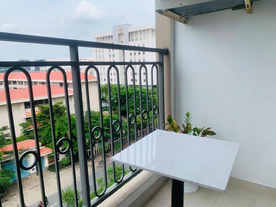 Lynh Aprtment Balcony river view D4 Apartment in Ho Chi Minh City