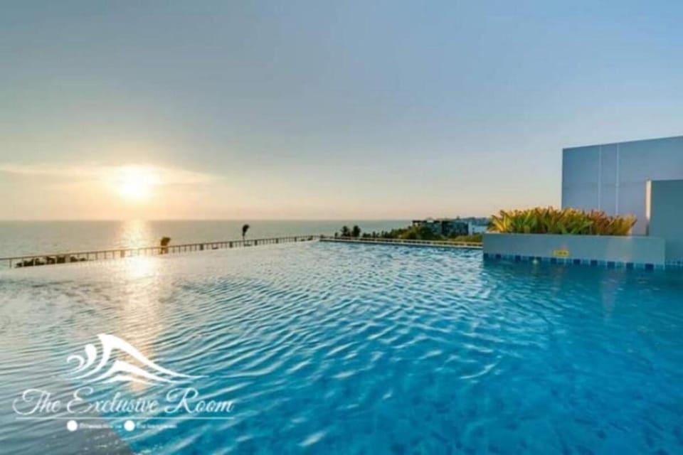 Fluffy bed and seaview @Bangsaen Apartment in Chon Buri Changwat