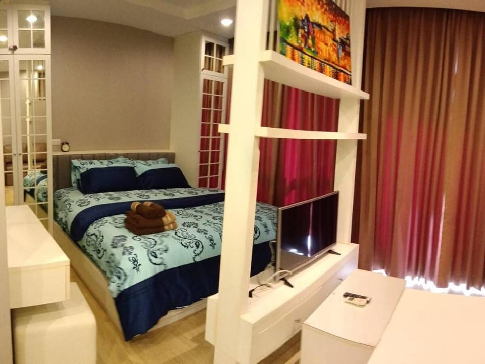 Fluffy bed and seaview @Bangsaen Apartment in Chon Buri Changwat