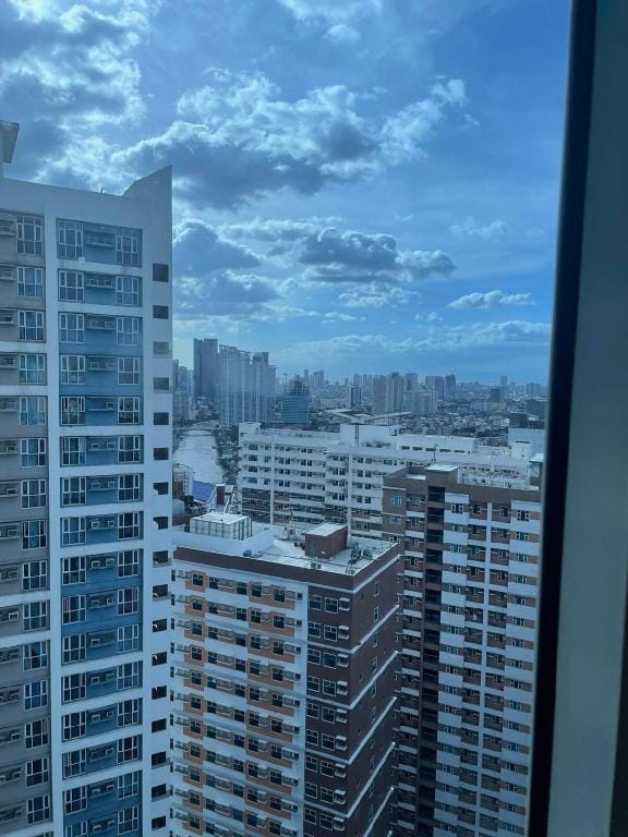 Studio Netflix 100MBPSwifi Pool,Gym, Basketball Apartment in Mandaluyong