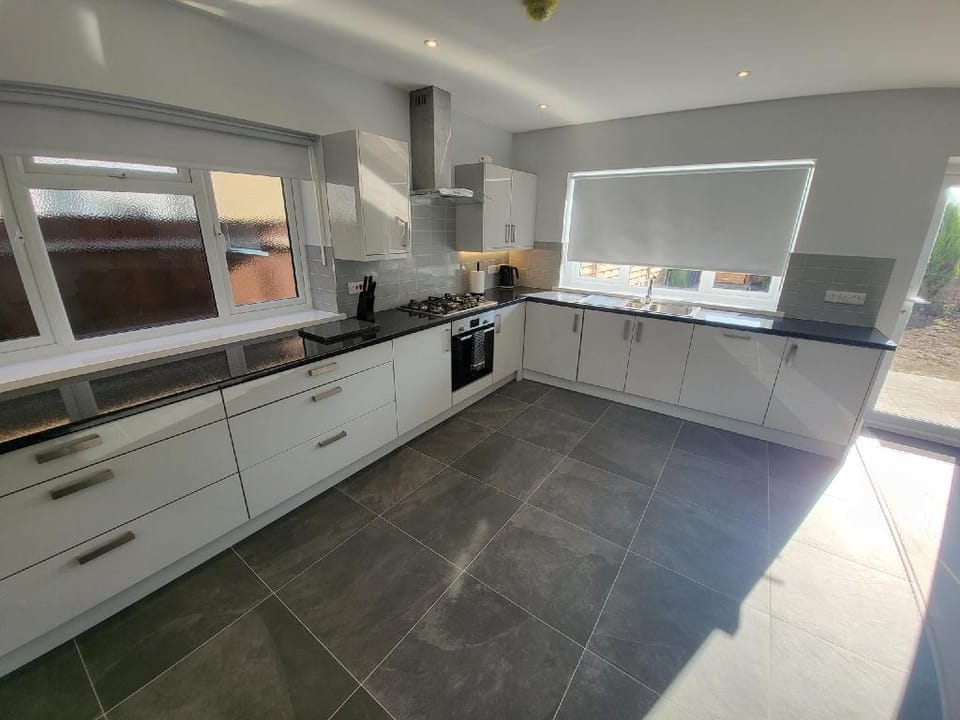 High Spec Large 6 Bedroom House Apartment in Kingston upon Thames