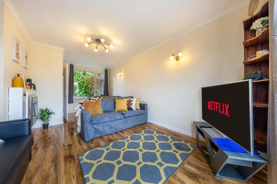 Pierocks Carver Entire house, Free Parking and WI-FI in High Wycombe Apartment in High Wycombe