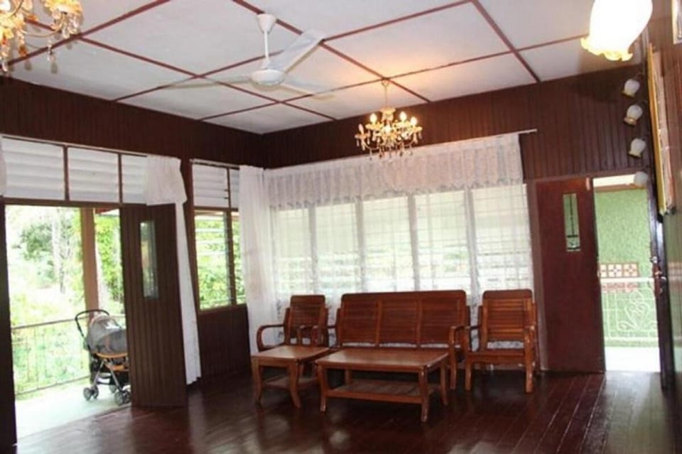 Villa Izzahrah Large Traditional  Homestay   Vacation rental in Mersing