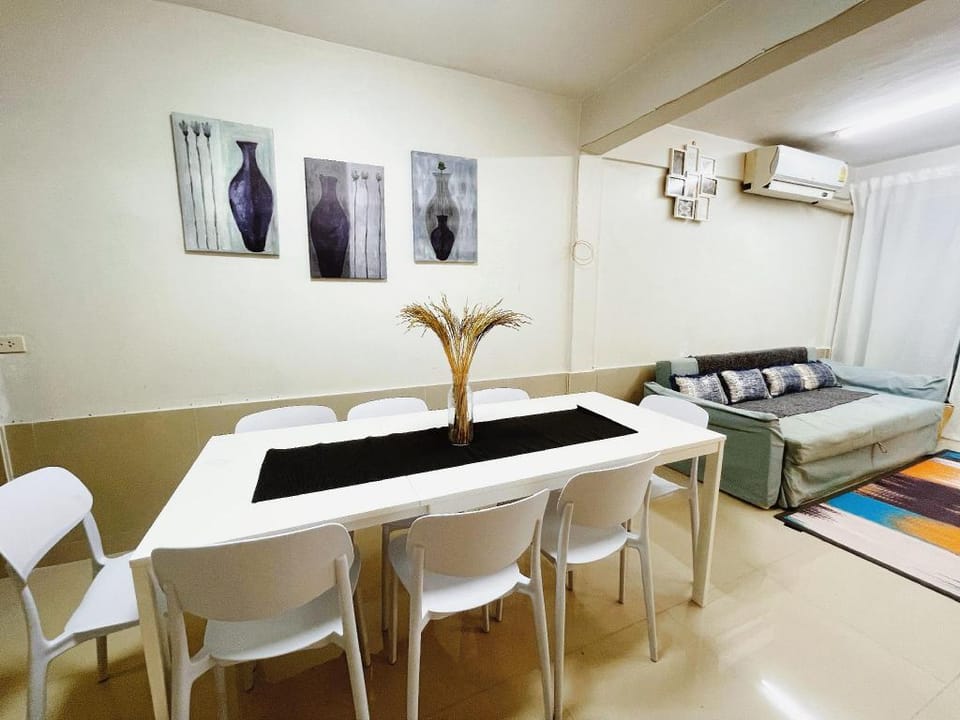 House for 8PAX, MRT, Jodd Fair Vacation rental in Bangkok