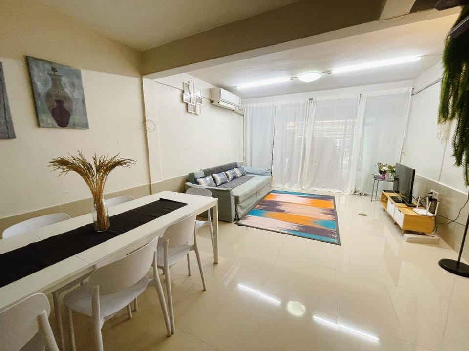 House for 8PAX, MRT, Jodd Fair Vacation rental in Bangkok