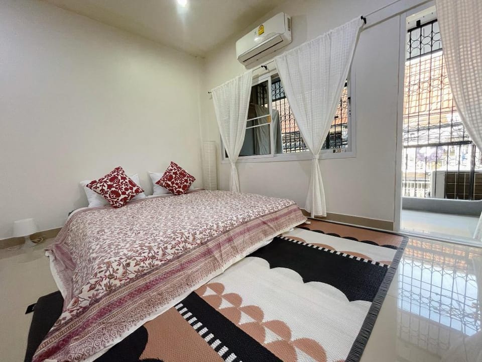 House for 8PAX, MRT, Jodd Fair Vacation rental in Bangkok