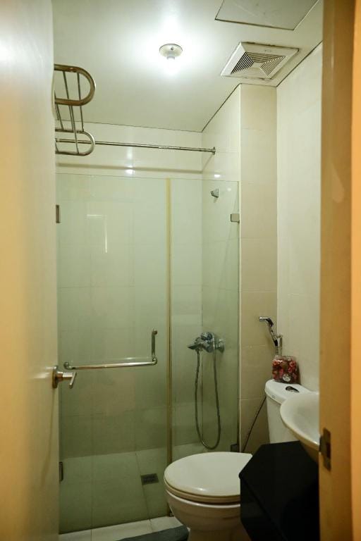 Cozy 2 Bedroom Unit with Balconies Fronting Pool Apartment in Pasay