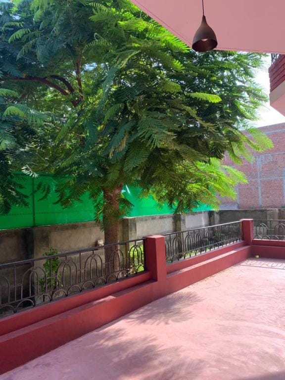Comfortable home with 3 bedrooms,kitchen & parking Apartment in Varanasi