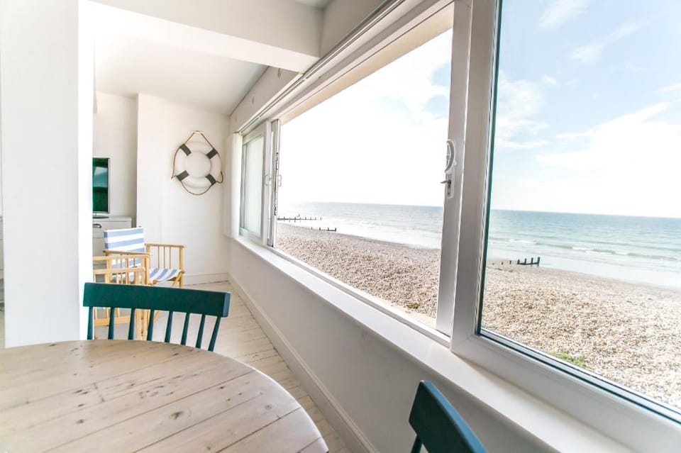 Hightide - Bracklesham Bay Apartment in Chichester District