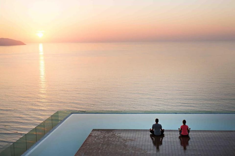 Alacarte 2BRs- Right by the sea - Infinity pool Apartment in Da Nang