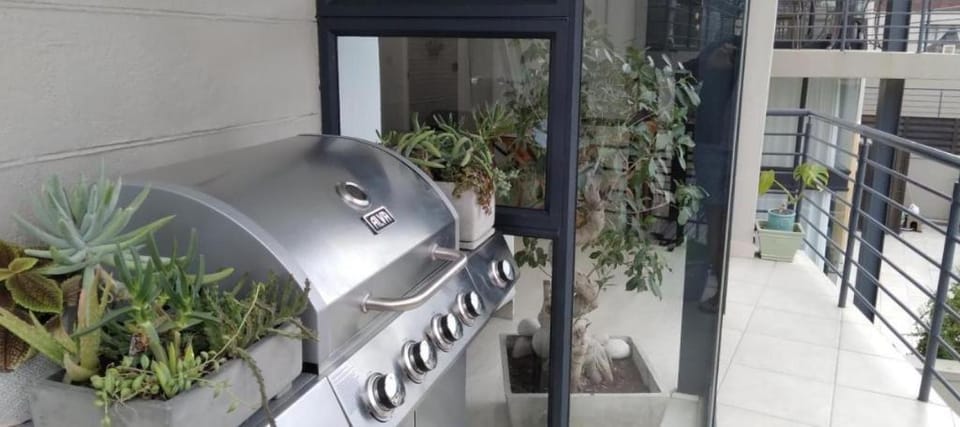 Beach Apartment, 2 min walk to the beach. Apartment in Cape Town