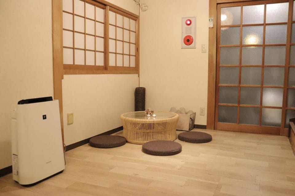a天神橋筋六丁目駅徒歩2分屋上テラス付き一軒家 天満居酒屋街2分 梅田10分 難波15分 最大13名 Vacation rental in Osaka