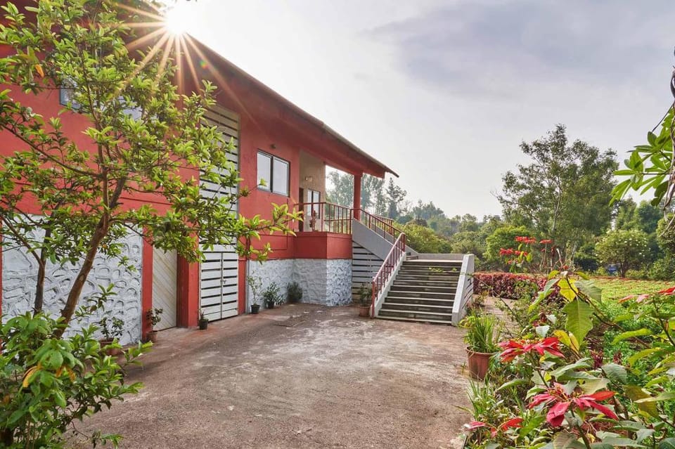 StayVista's Amoda Villa - Near Venna Lake, Amidst Farmland with Jacuzzi and Indoor Activities Villa in Maharashtra