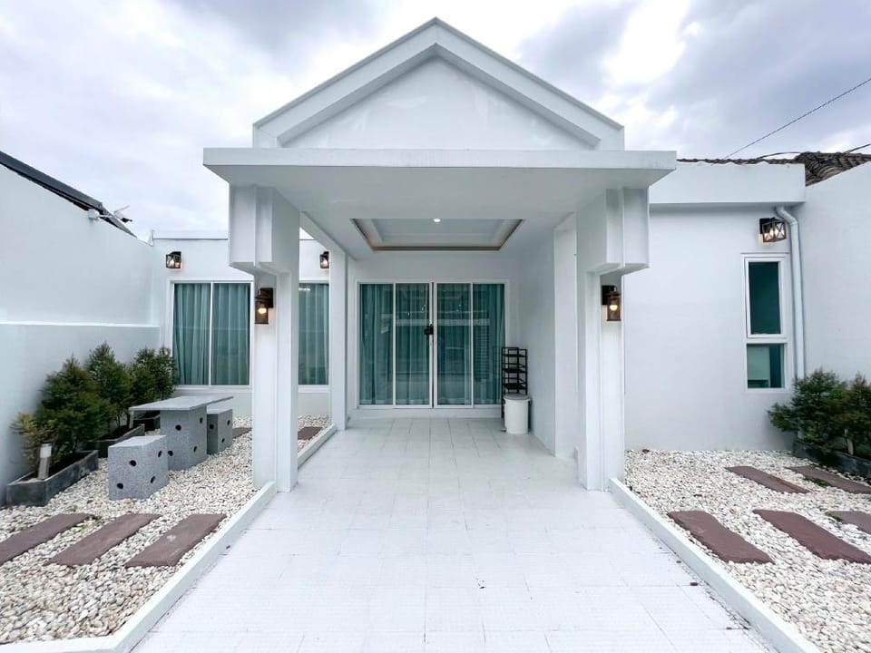 Luxury Modern House in Phuket Town Vacation rental in Chalong
